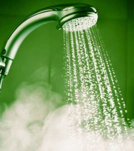 गर्म पानी से नहाने के फायदे और नुकसान